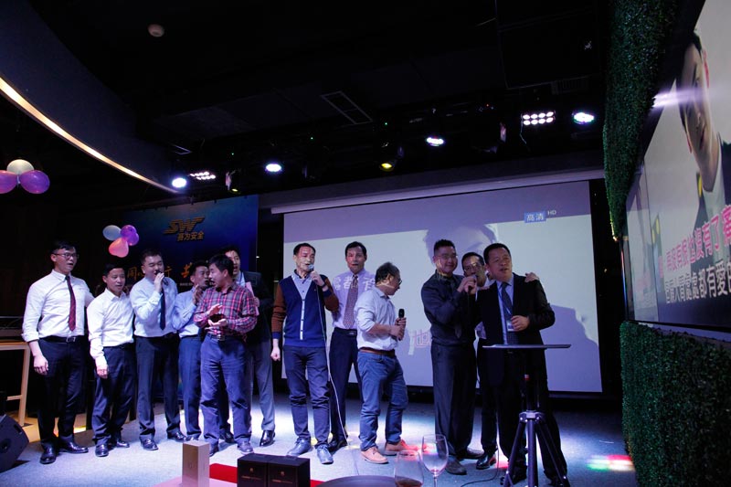 賽為安全領(lǐng)導(dǎo)與合伙人共同演唱歌曲《真心英雄》 賽為安全領(lǐng)導(dǎo)與合伙人共同演唱歌曲《真心英雄》