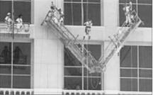 圖2　吊籃平臺(tái)過長(zhǎng)，超載后造成中部折斷