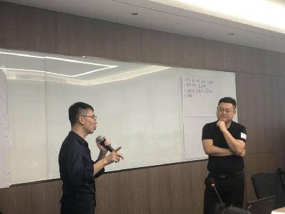 戚銳老師認真聆聽學員提出的問題并進行現(xiàn)場答疑