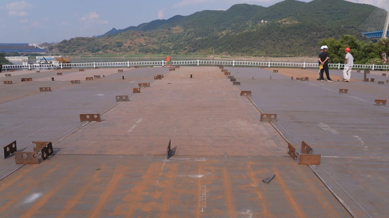 1726724040112119.jpg 國企動態(tài) 驗(yàn)收完成,首批青城大橋主橋鋼箱梁構(gòu)件將于9月7日陸續(xù)運(yùn)抵現(xiàn)場!5.jpg